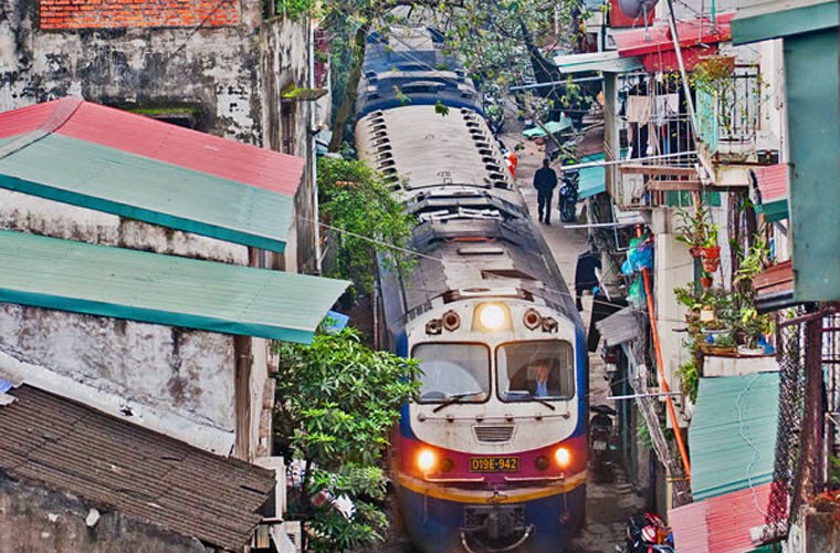 Duong tau len loi qua khu dan cu Ha Noi tren bao Tay